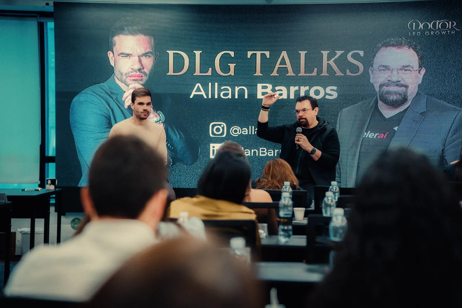 Painel DLG Talks com convidados no palco