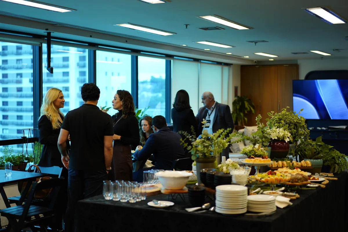 Participantes conversando durante o coffee break de um encontro
