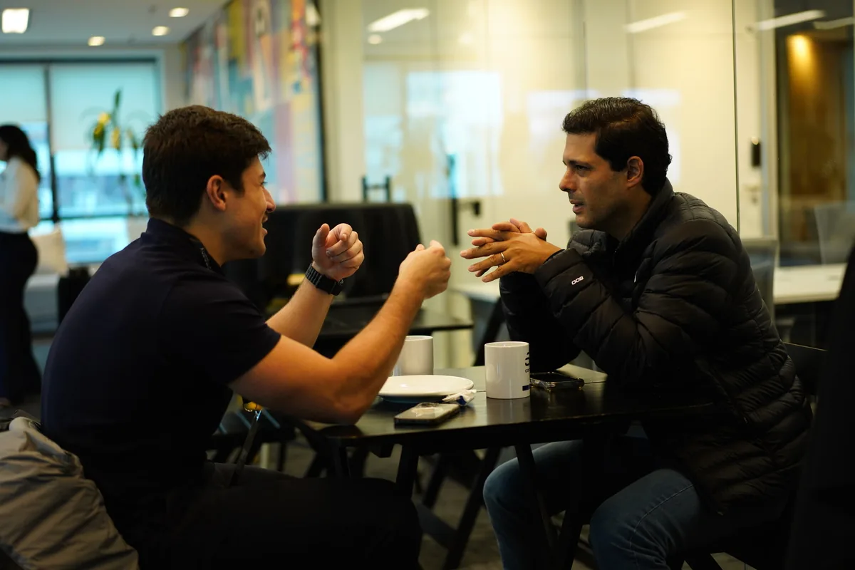 Dois membros conversando durante um encontro