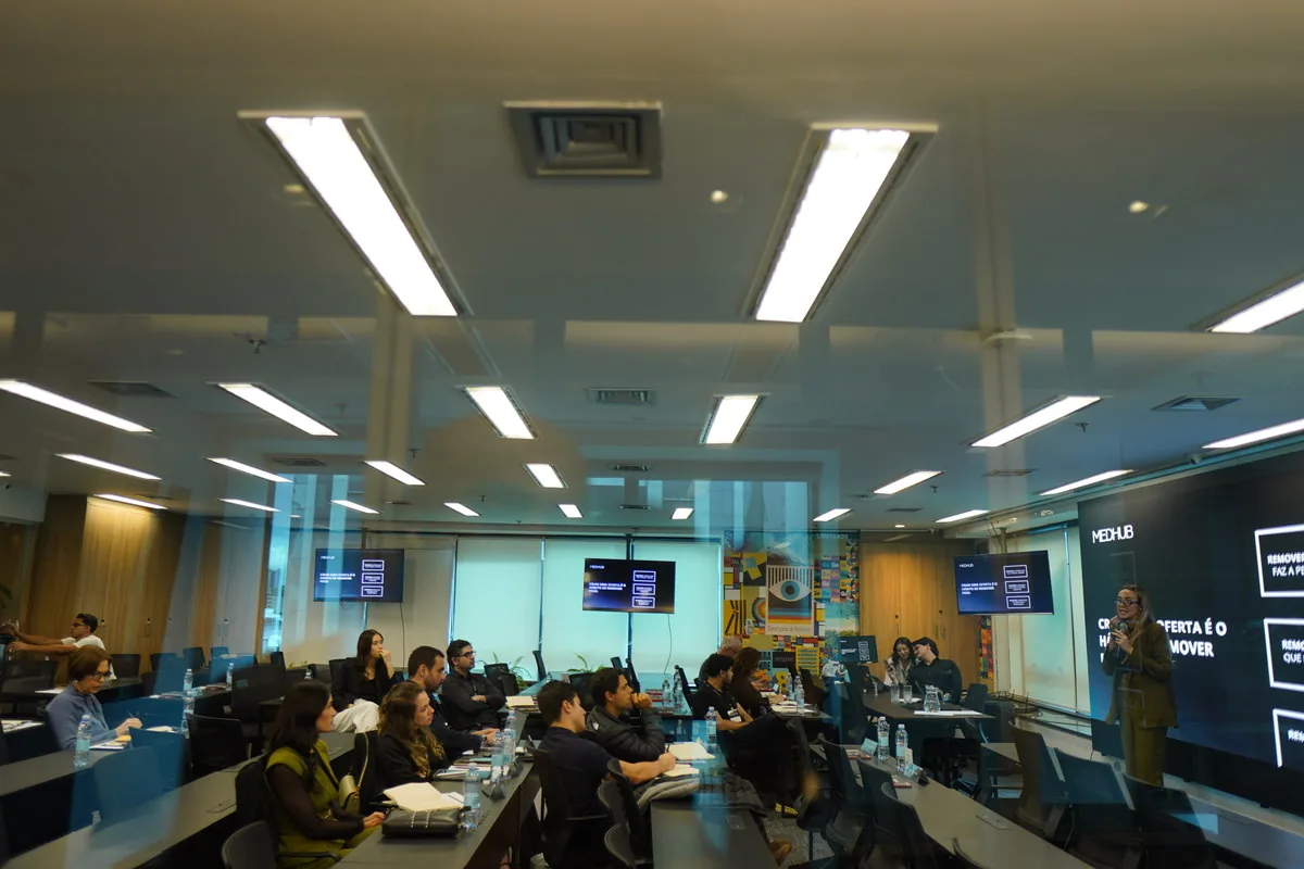 Sala cheia durante uma sessão de treinamento